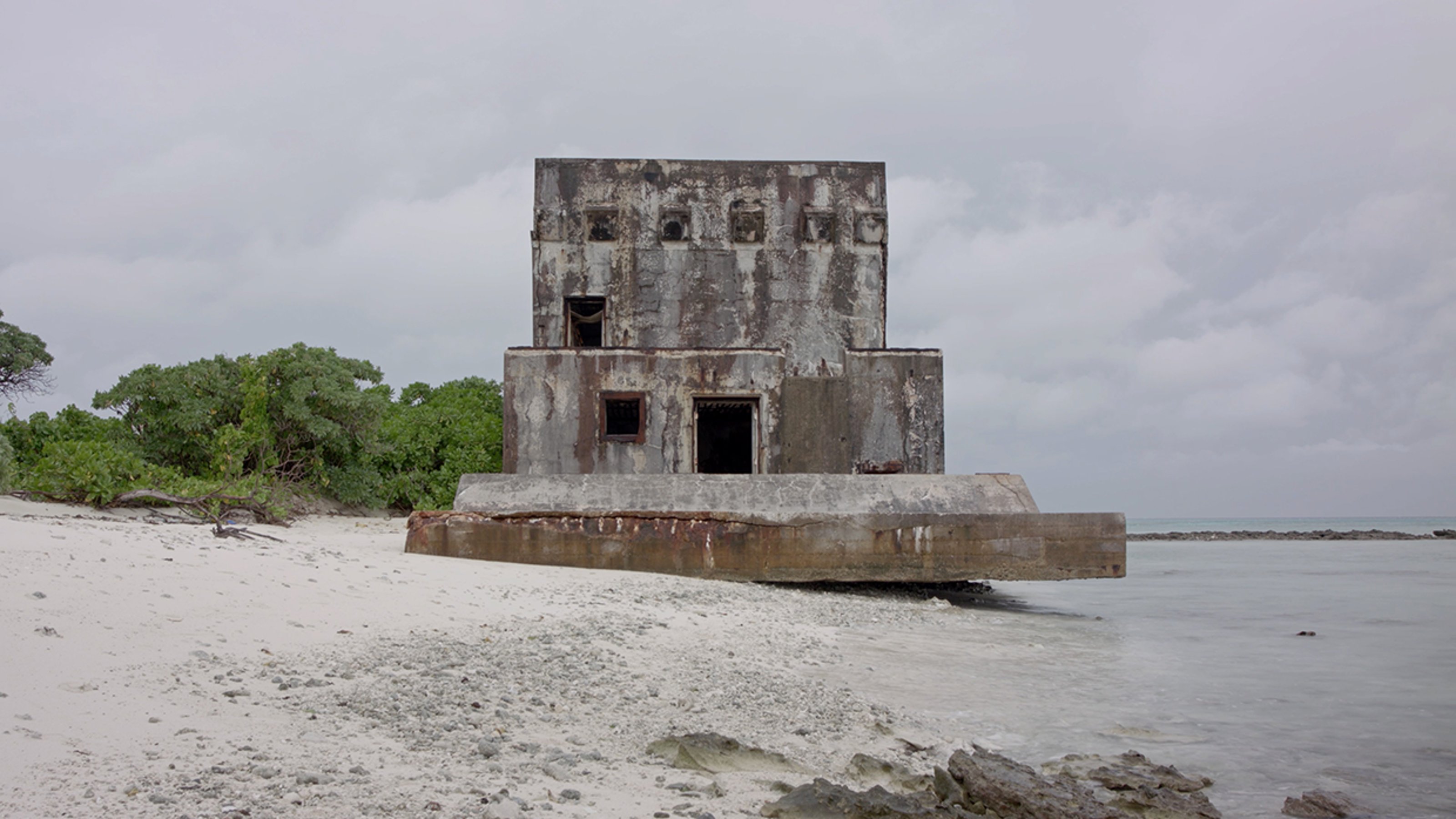 Plano general de un edificio abandonado en la playa