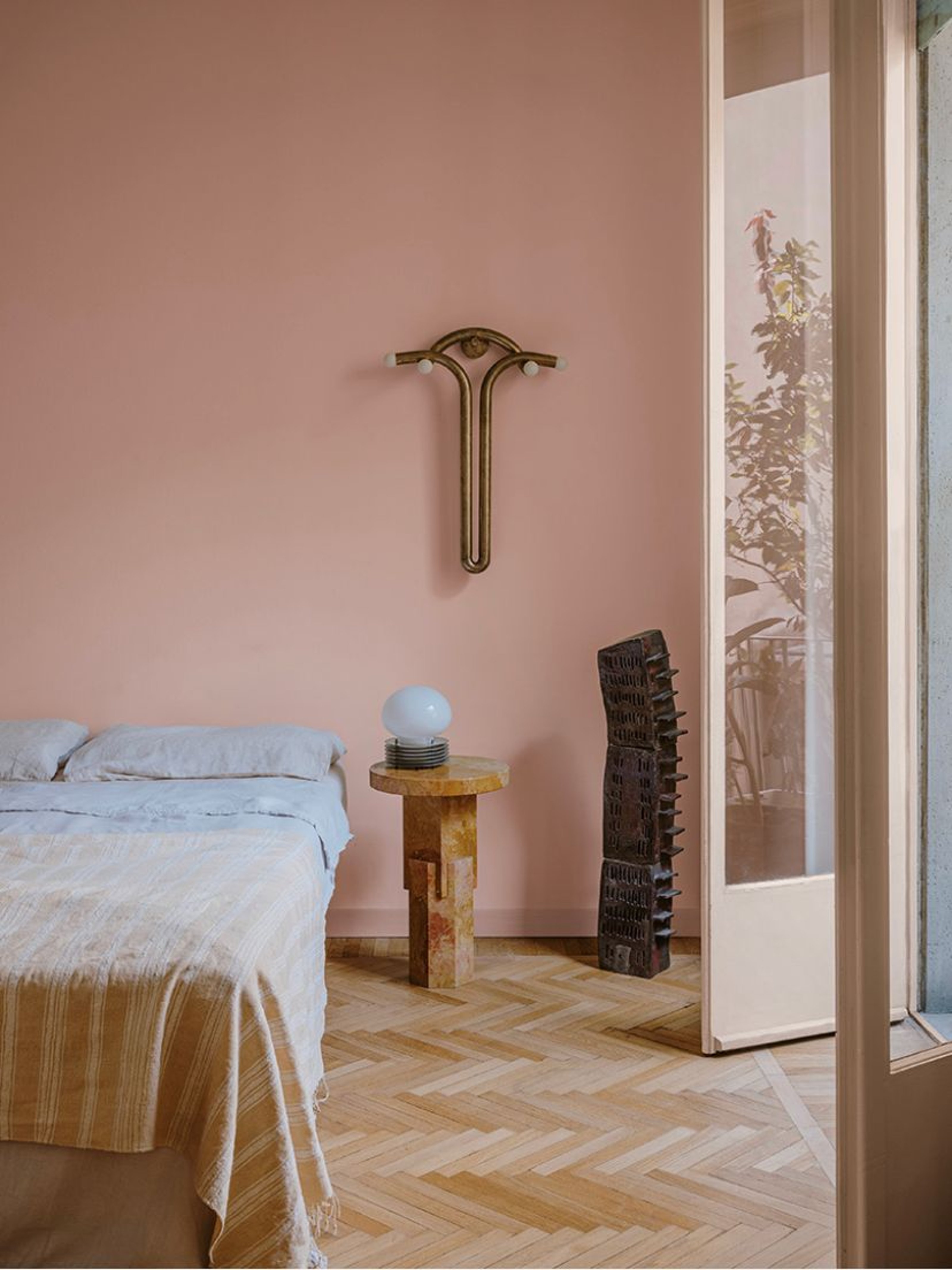 Interior-of-a-bedroom-with-pink-walls-and-design-objects