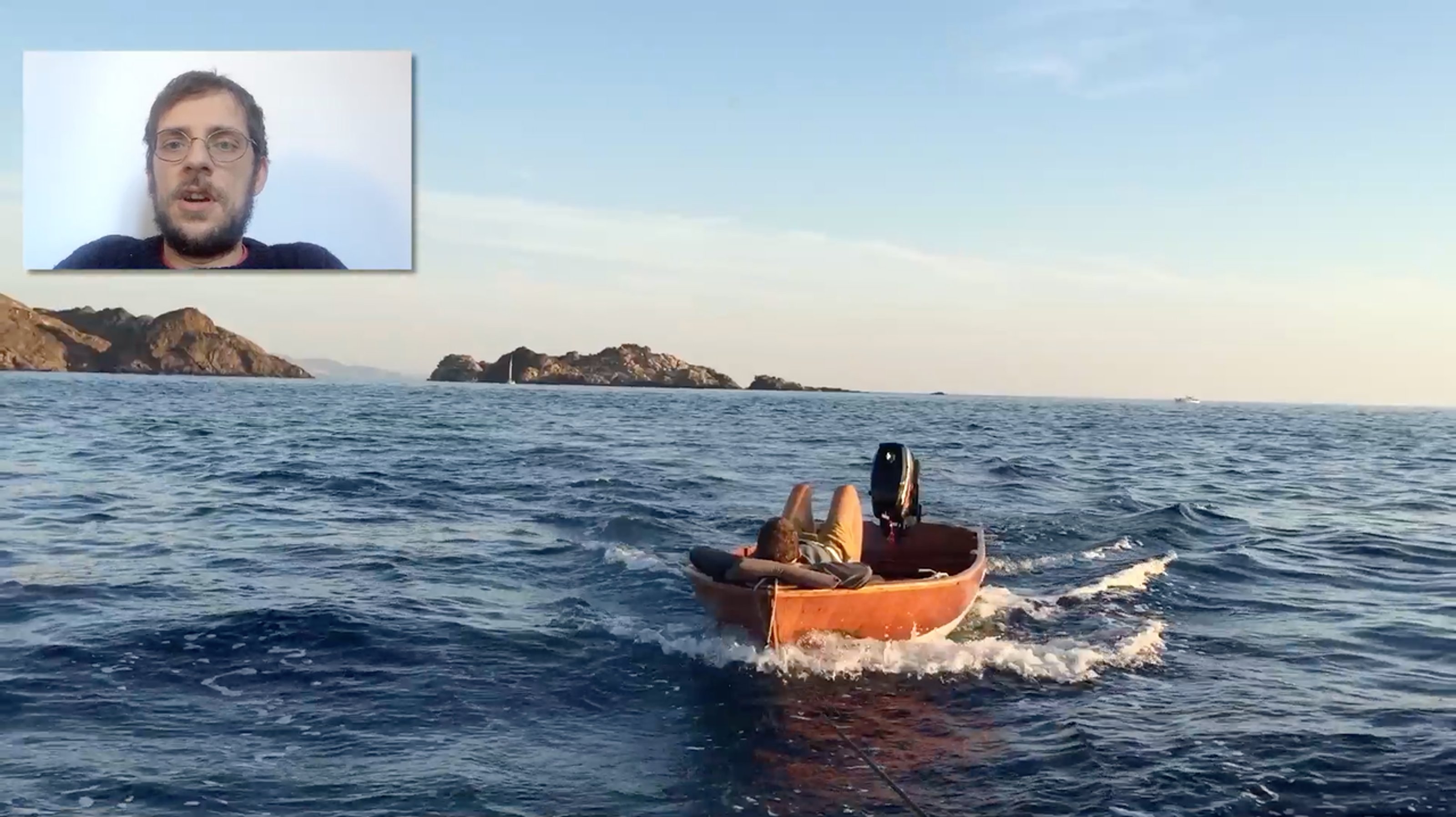 Captura de pantalla del video con el artista explicando el trabajo. En el video se ve un velero con una persona acostada en él.