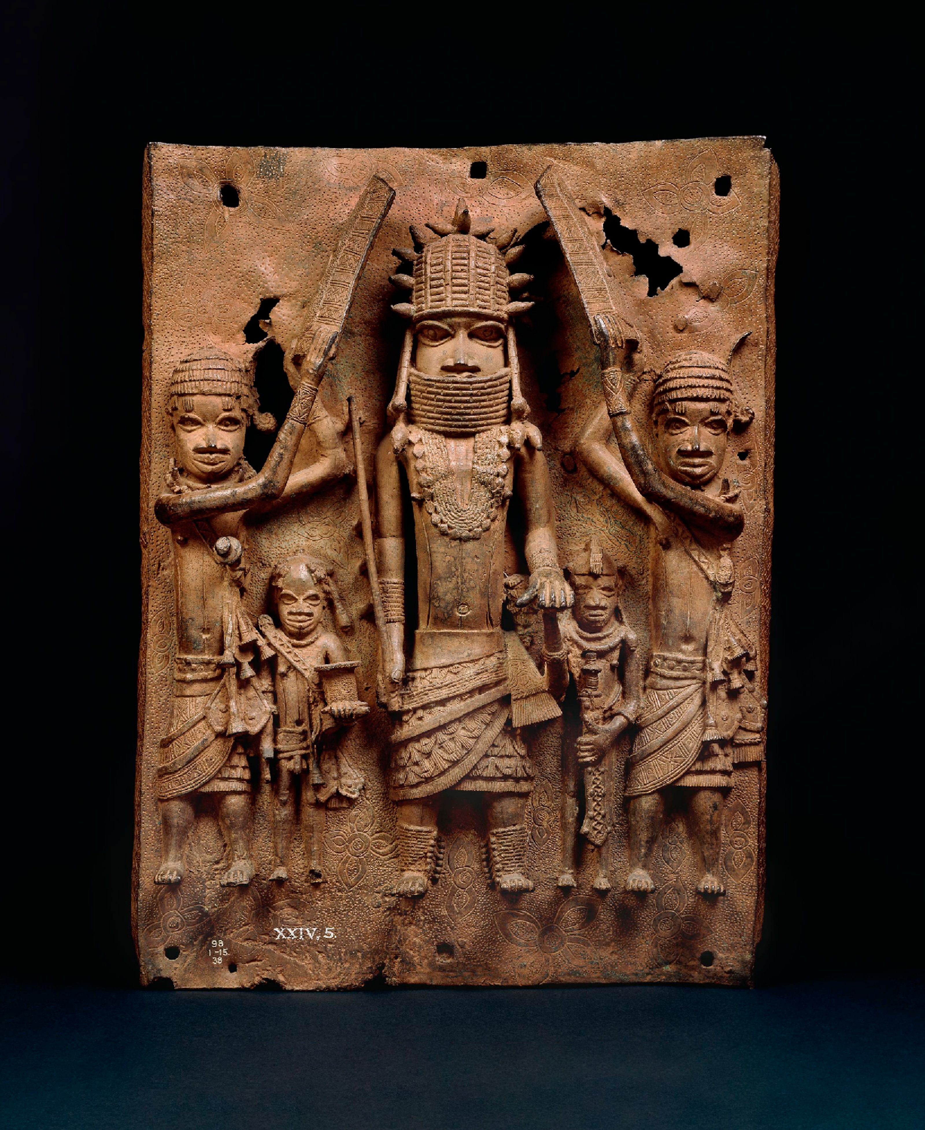 In front of a black background, 5 human figures are engraved on the Benin Plaques made of bronze.