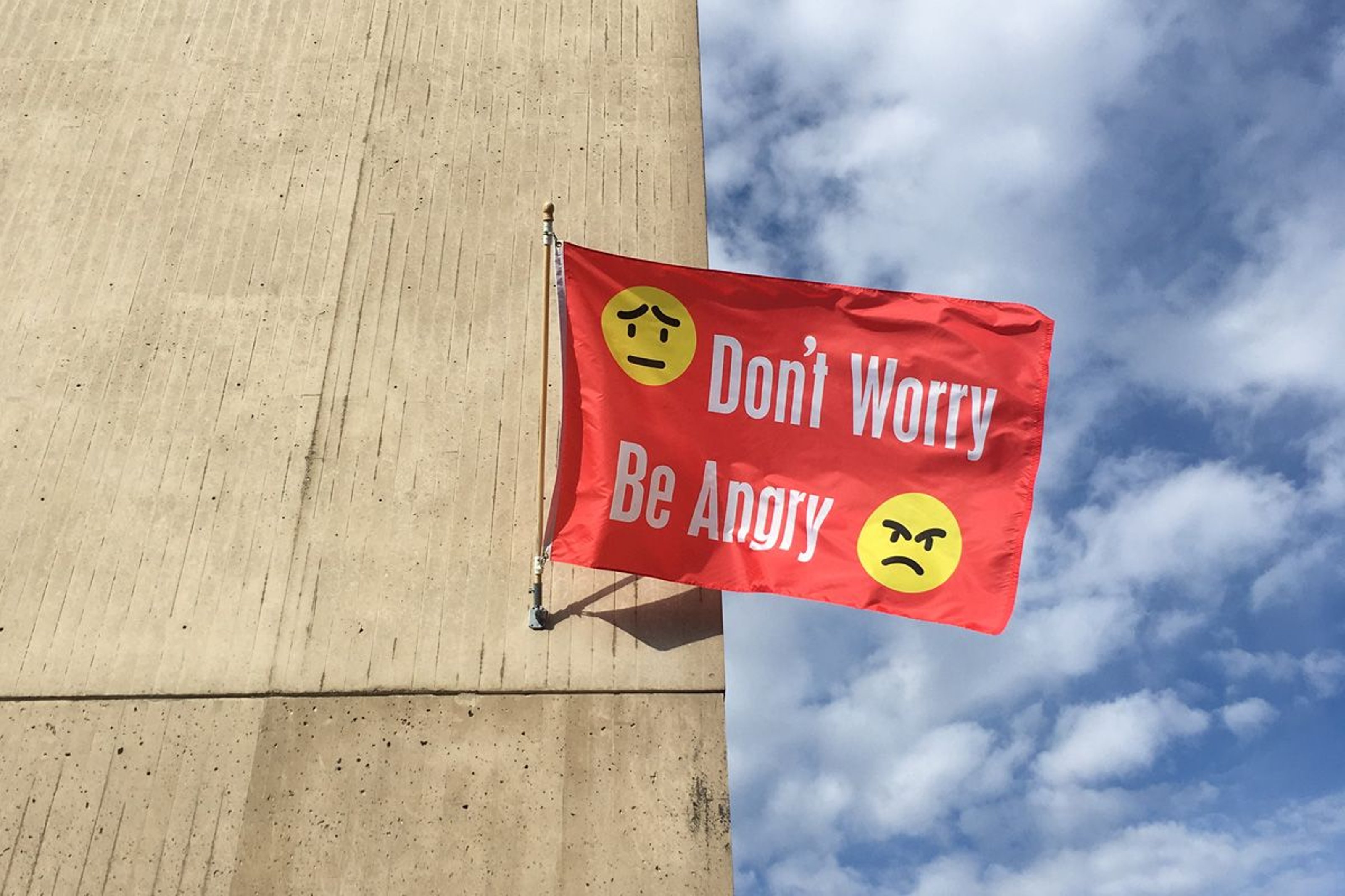 Flag on a building, text on the flag: 