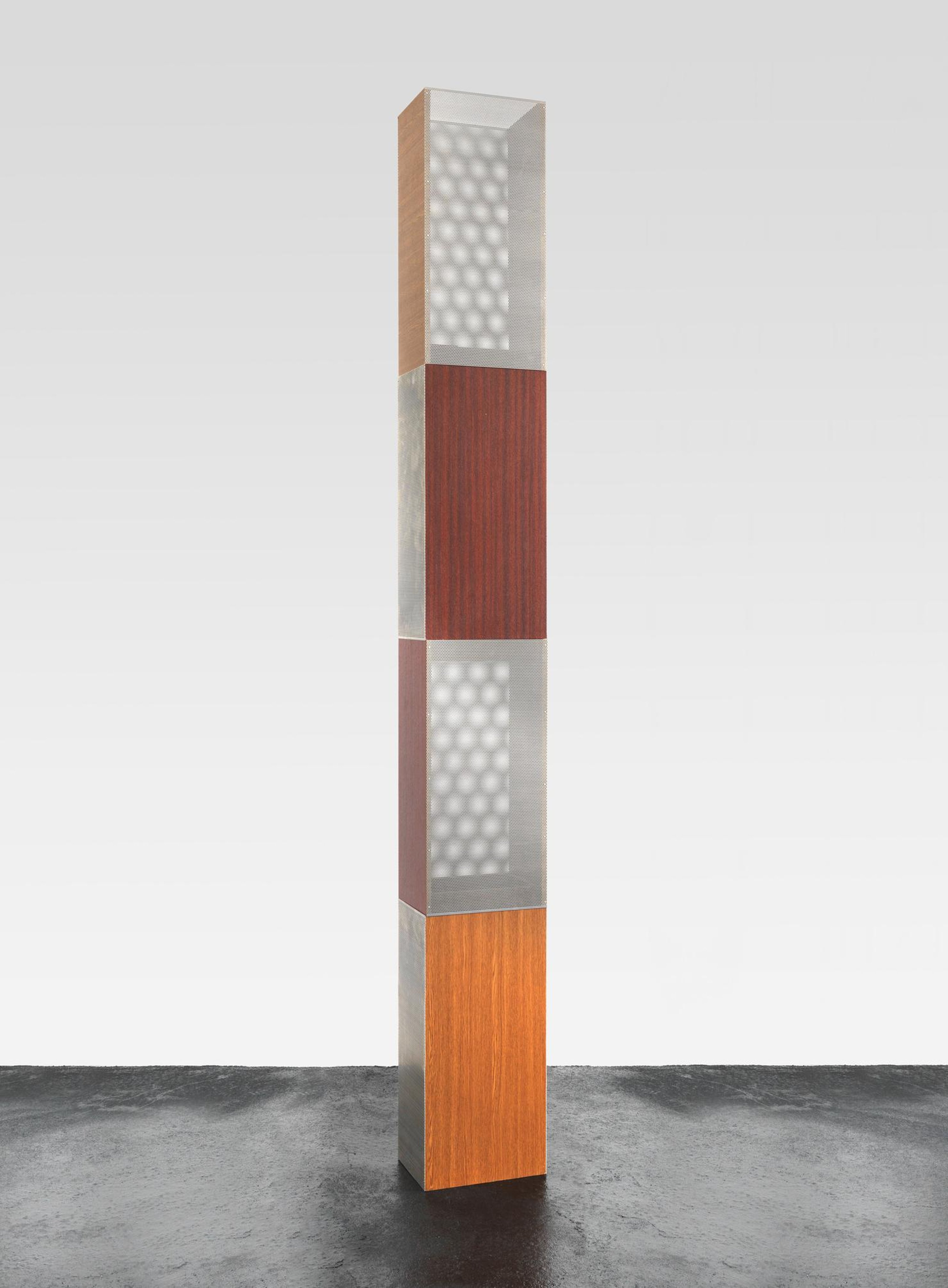 Colored and reflective column sculpture with clear, red and orange colors by Isa Genzken