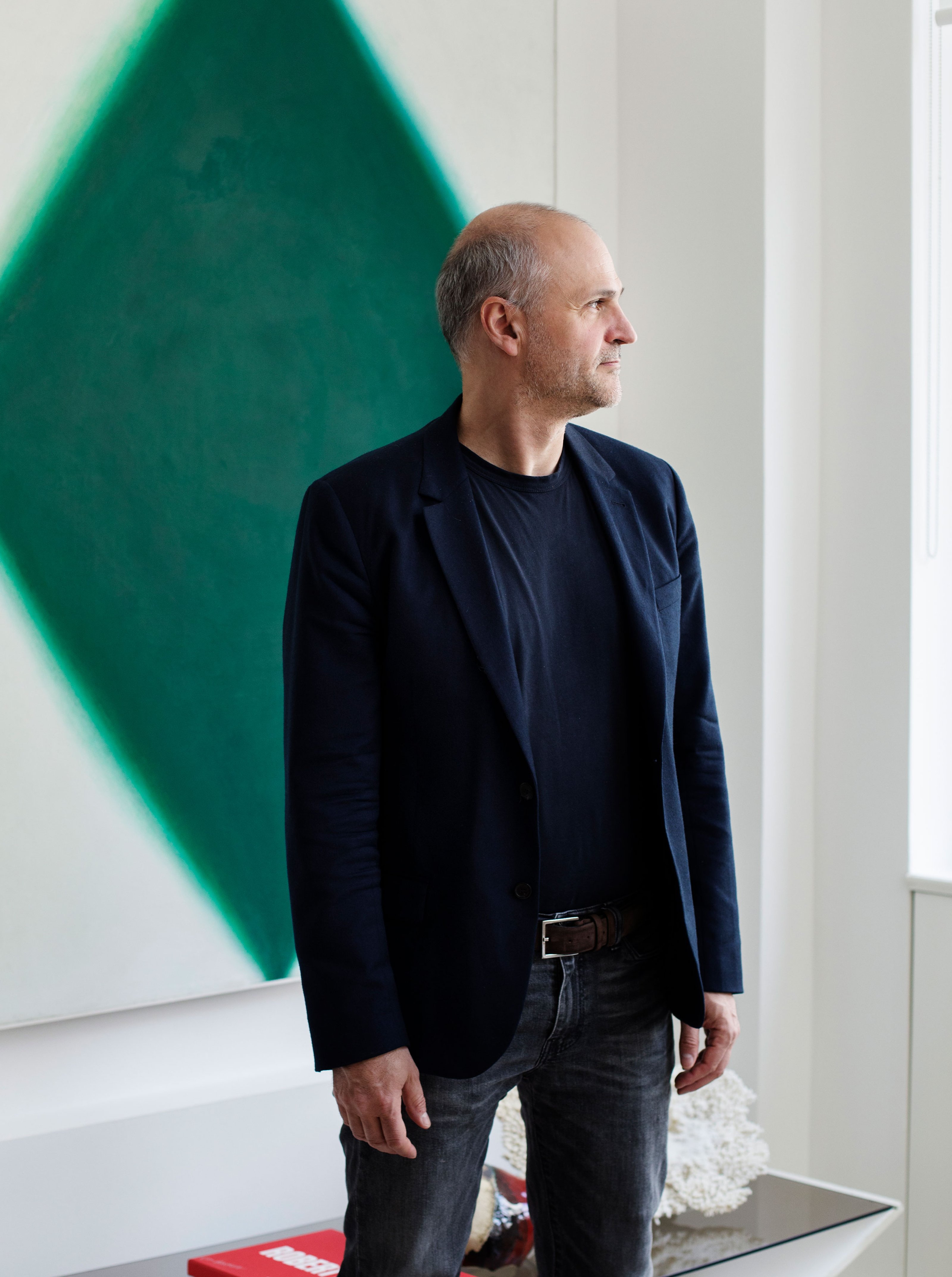 Photo of Giovanni Springmeier in front of a green painting