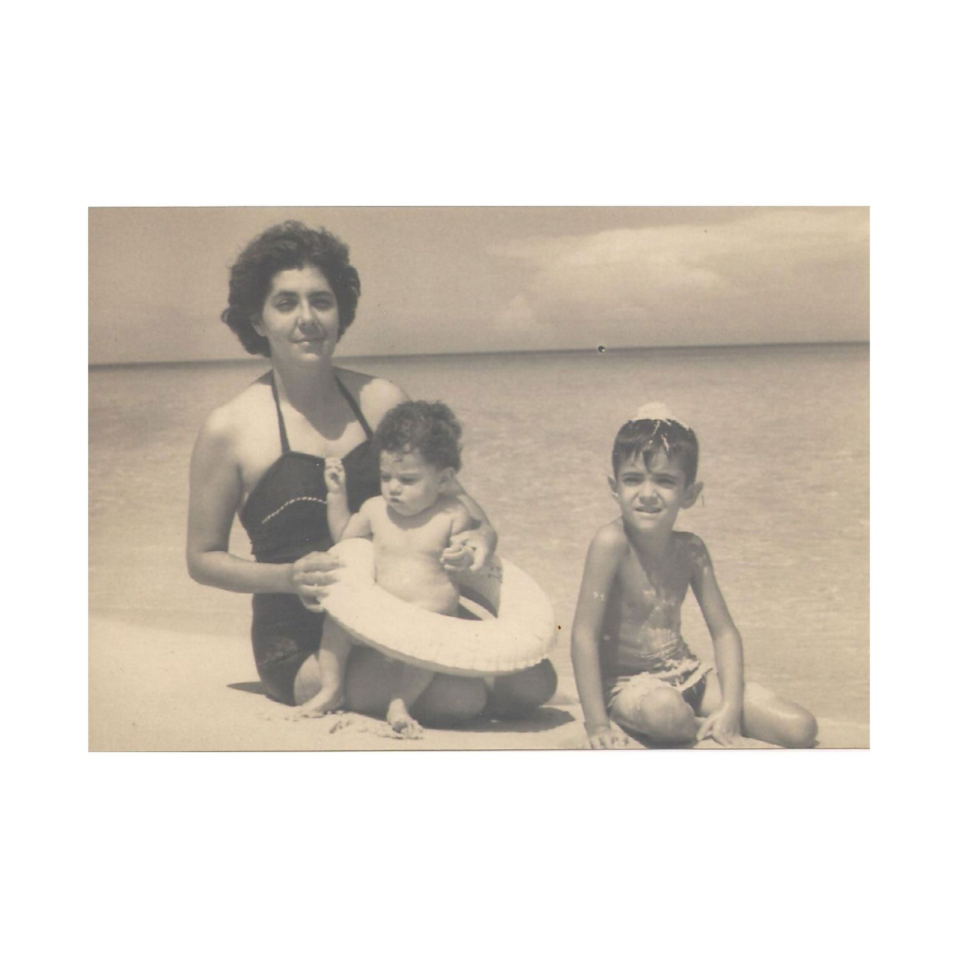 Félix as a child, at the beach with his brother and their mother.