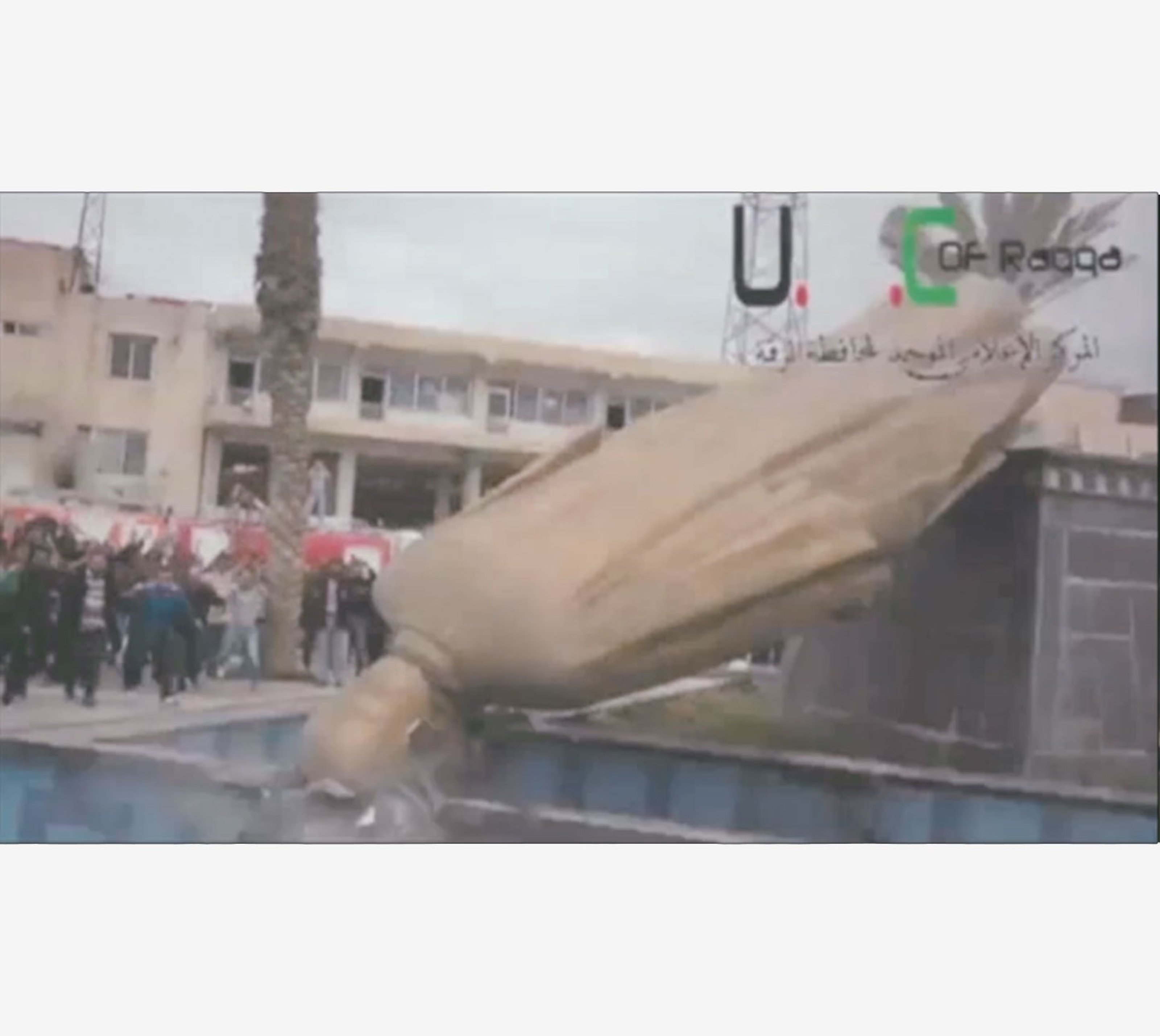 Image of a statue toppled in Arabic TV
