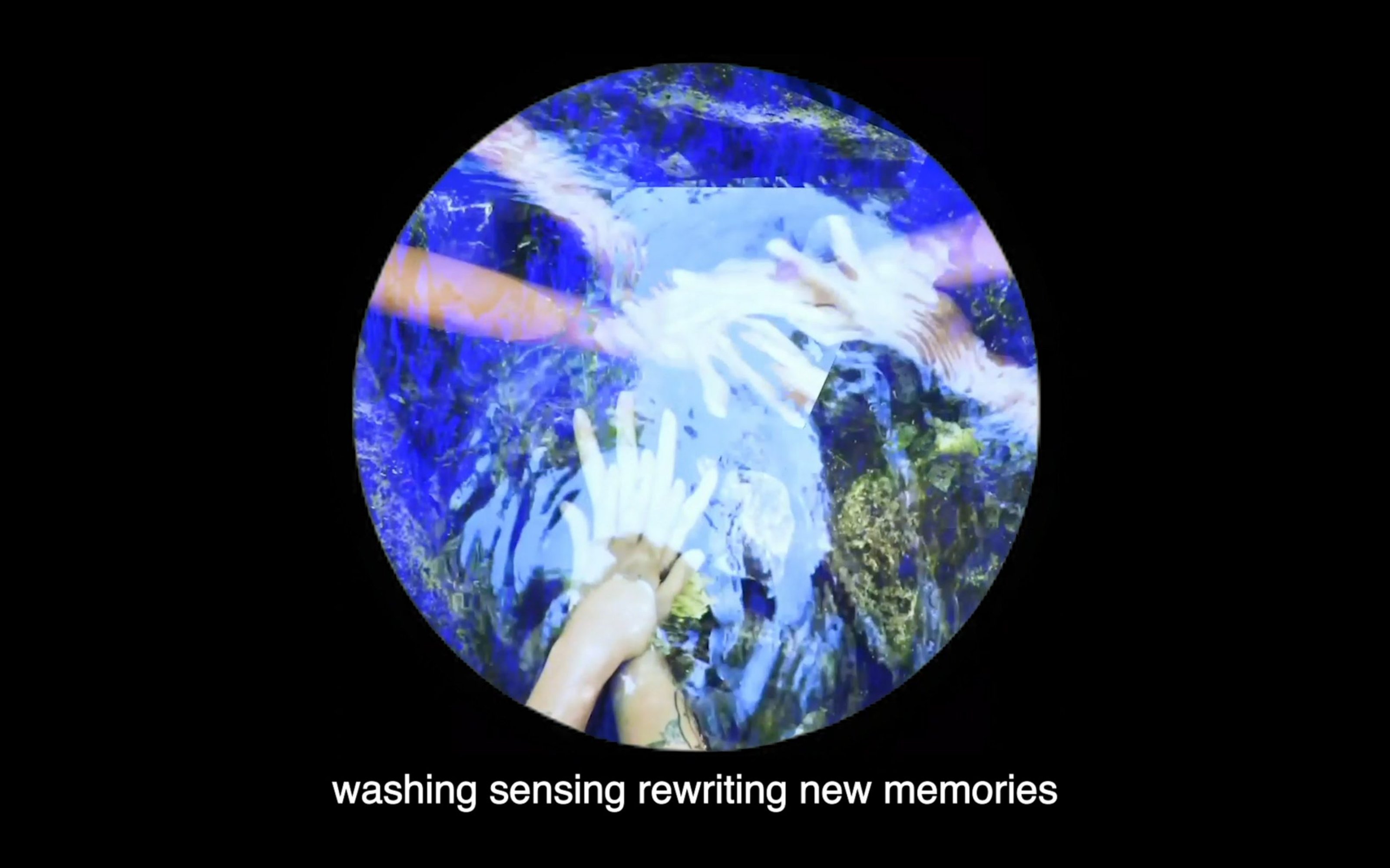 En círculo, tres pares de manos en el agua. El subtítulo dice: "lavado, detección, reescritura de nuevos recuerdos".